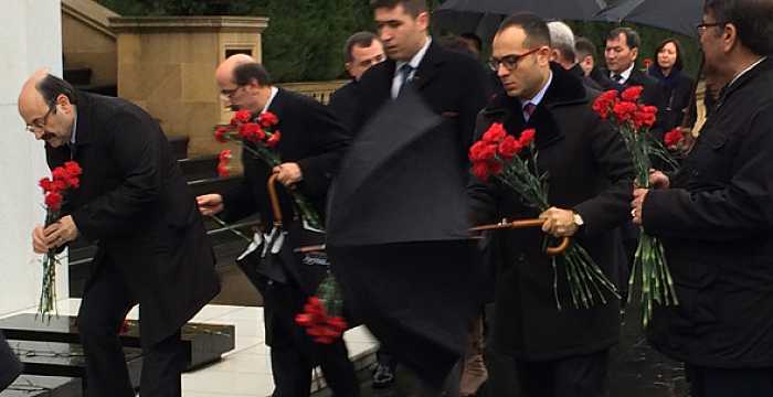 Secretary General Ambassador Ramil Hasanov and Ministers of Education visited the Alley of Honor laid flowers at the tomb of Heydar Aliyev 