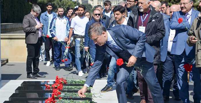 The Turkic Council University Sportsmen visited Baku Martyrs Memorial.