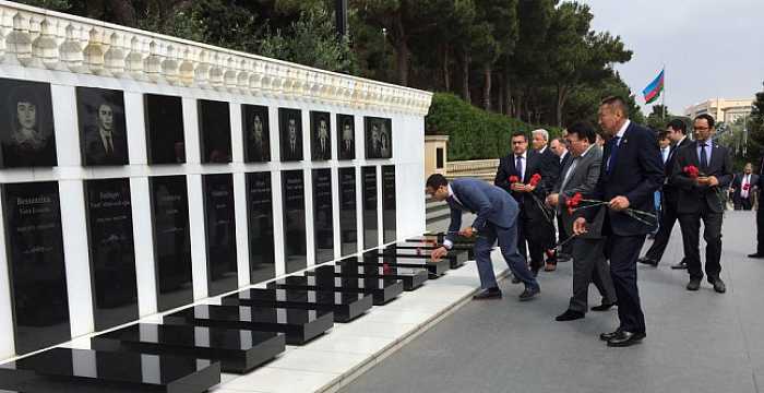 Delegations participating in the Fifth Meeting of the Ministers of Customs of the Turkic Council visited Alley of Honorary Burial and Martyr’s Alley in Baku.