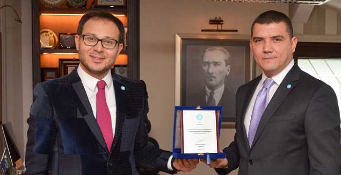 Secretary General of the Turkic Council Ambassador Ramil Hasanov, gave a plaque to the Chief of Protocol, Emre Yurdakul, whose term of office was completed.