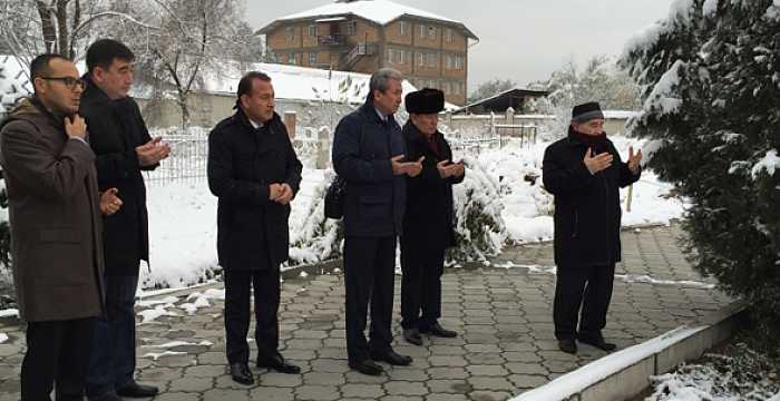 Secretary General Mr. Ramil Hasanov and Members of the Council of Elders of the Turkic Council visited the grave of the deceased Kyrgyz Member of the Council of Elders Mr. Ishembay Abdurazakov